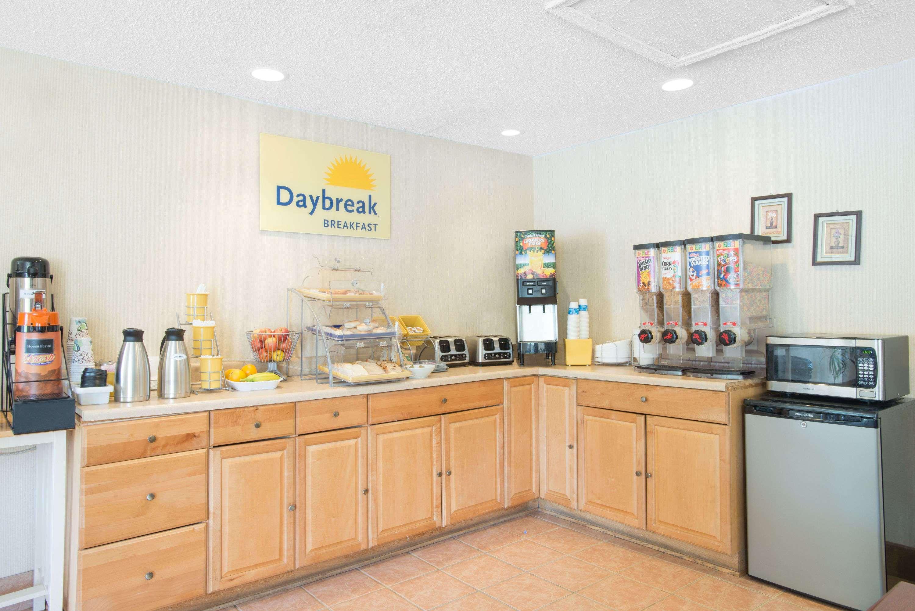 Days Inn By Wyndham Auburn/Finger Lakes Region Екстериор снимка